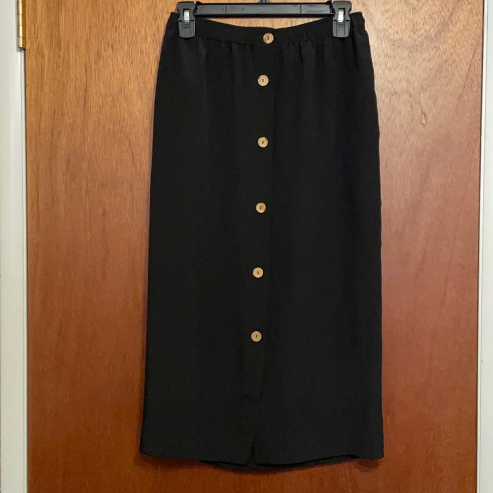 Size 4 to 6 black polyester pencil skirt.